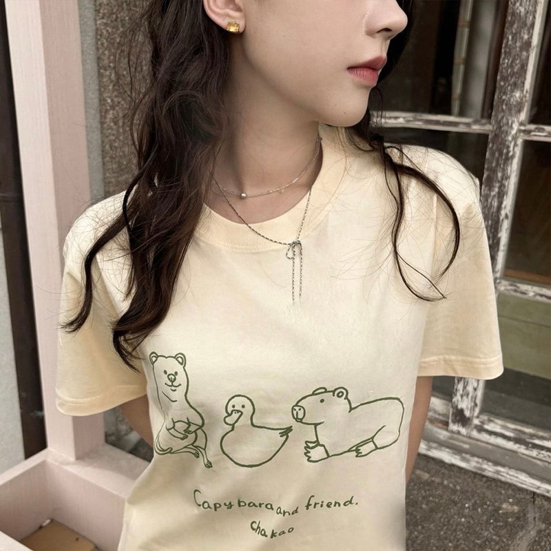 Capybara and His Friends Short Sleeve T-Shirt Yellow Olive Green - เสื้อยืดผู้หญิง - ผ้าฝ้าย/ผ้าลินิน สีเหลือง