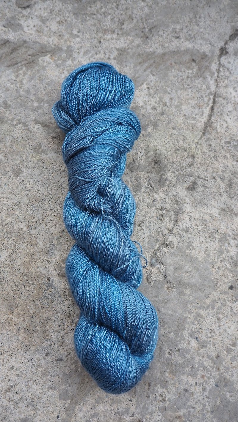手染蕾絲線。藍磁磚 (美麗諾+真絲) - 編織/刺繡/羊毛氈/縫紉 - 絲．絹 