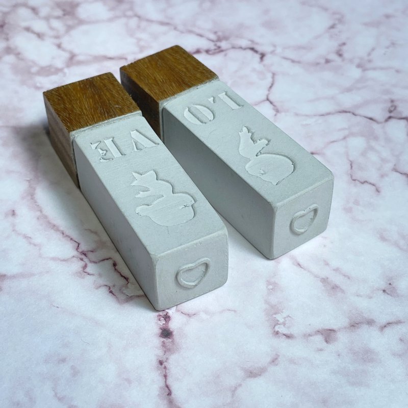 HEART IMPRINT, A PAIR OF SEALS, WOOD WITH CEMENT, TAIWAN ORIGINAL & PIONEER - ตราปั๊ม/สแตมป์/หมึก - ปูน สีเทา