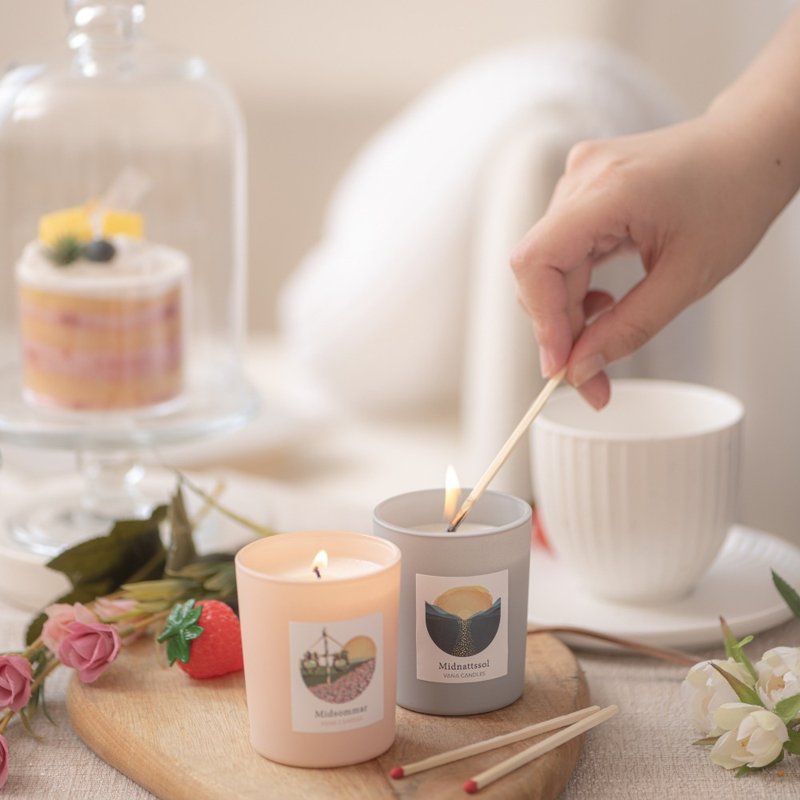 Vana Candles 香氛蠟燭二入組-午夜太陽/仲夏日間 75g 送火柴盒 - 香氛蠟燭/燭台 - 蠟 多色