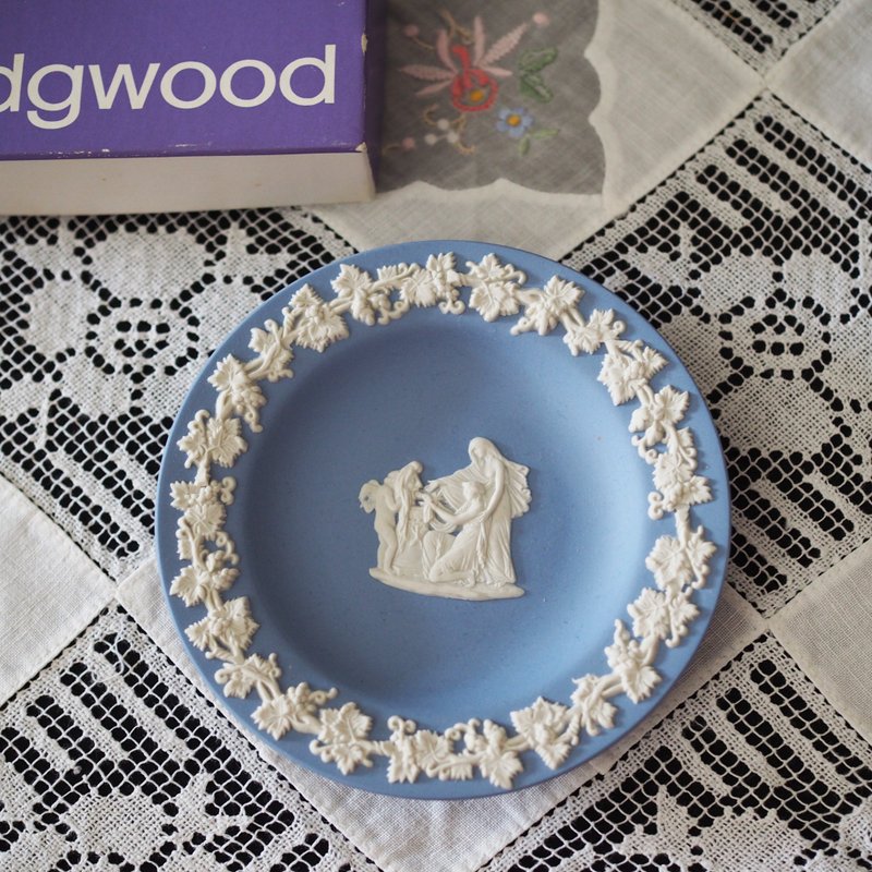 英國古董 Wedgwood 藍色 浮雕 圓形碟 / 附原裝盒 - 擺飾/家飾品 - 陶 藍色