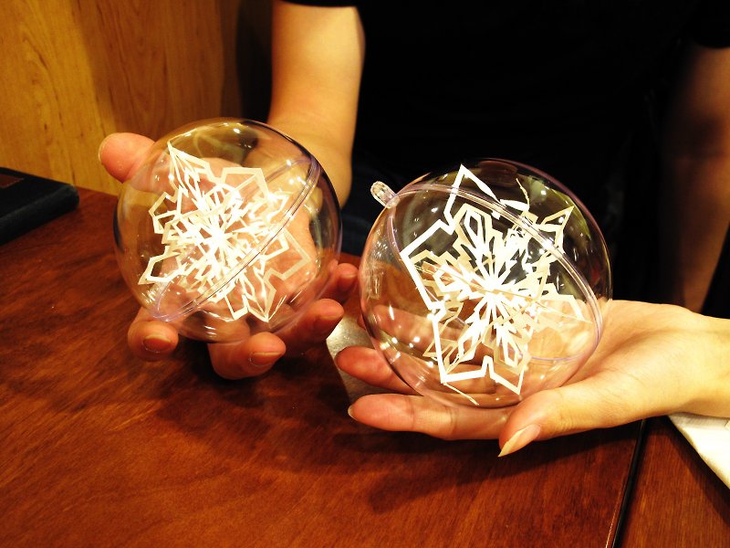 Christmas gift-three-dimensional paper sculpture snow crystal ball - พวงกุญแจ - กระดาษ ขาว