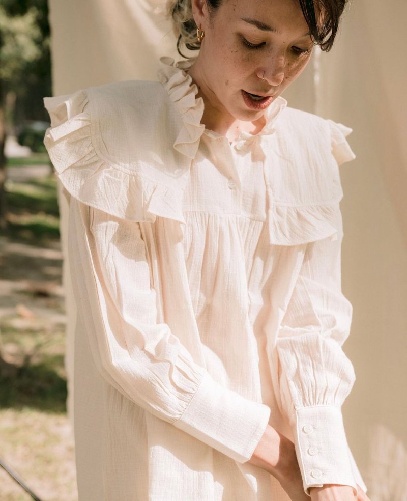 White cotton fabric Dolling long sleeve shirt - เสื้อเชิ้ตผู้หญิง - ผ้าฝ้าย/ผ้าลินิน ขาว