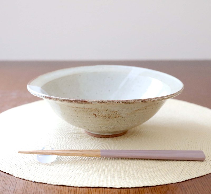 A rimmed bowl made of red clay and white glaze - ถ้วยชาม - ดินเผา ขาว