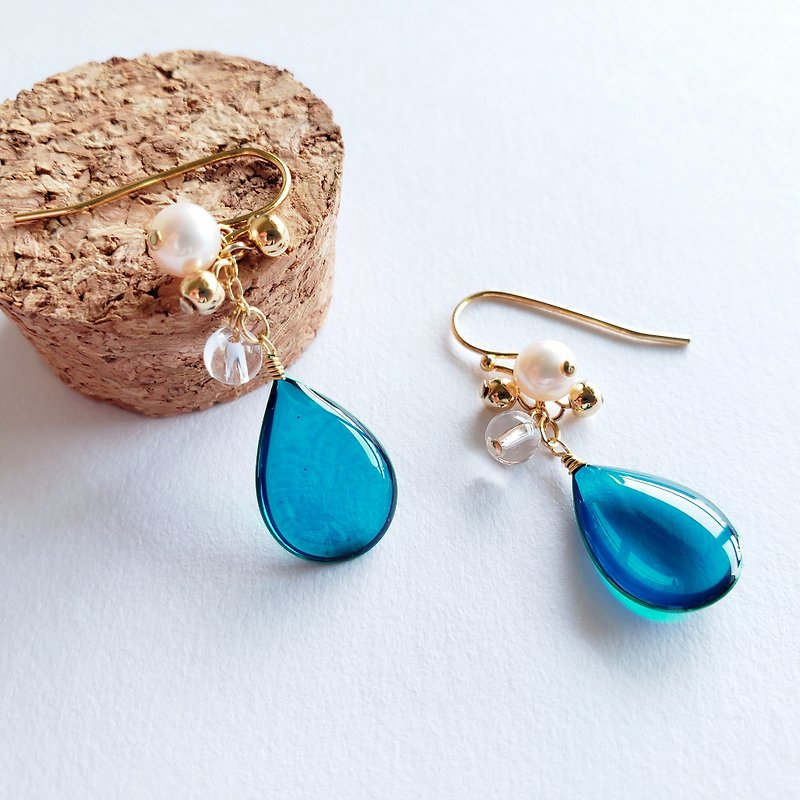 青い雫とビジューのピアスorイヤリング - 耳環/耳夾 - 樹脂 藍色