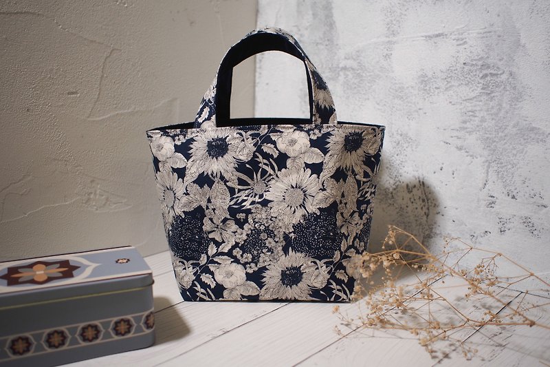 House wine series lunch bag / tote bag / limited edition handmade bag / blue garden / pre-order - กระเป๋าถือ - ผ้าฝ้าย/ผ้าลินิน สีน้ำเงิน