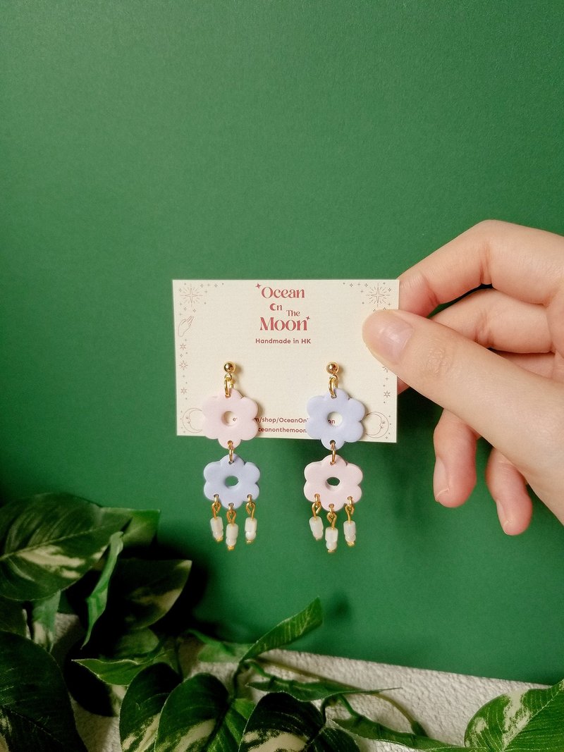 Cute Daisy Flower with Pearl Beads Polymer Clay Earrings/Clip On Earrings - ต่างหู - ดินเผา หลากหลายสี