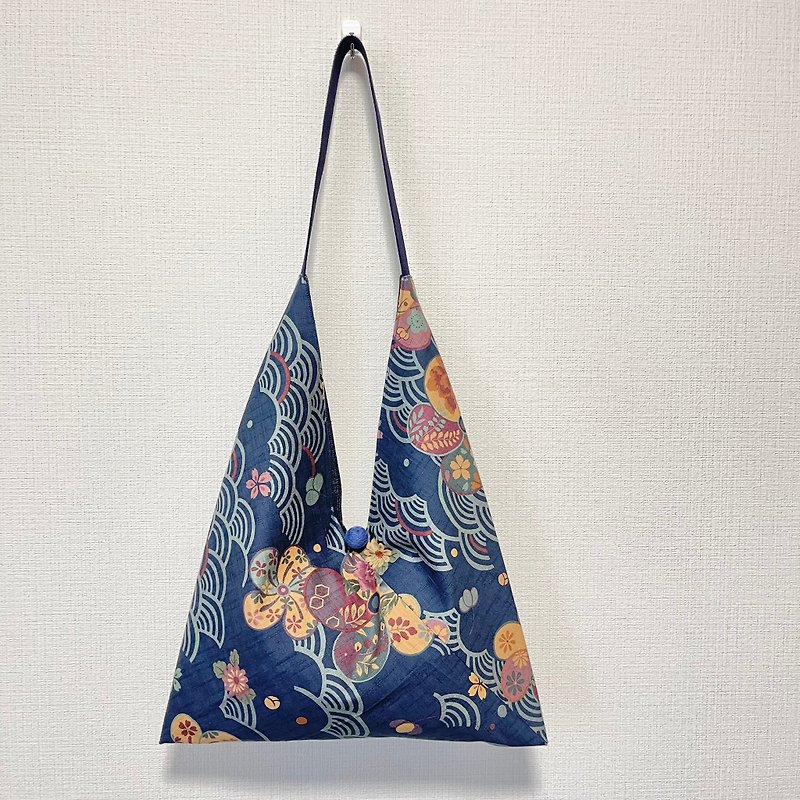 Best-selling stock/Japanese-style zong-shaped side backpack/large size/Japanese style printed yellow flower wave - กระเป๋าแมสเซนเจอร์ - ผ้าฝ้าย/ผ้าลินิน สีน้ำเงิน
