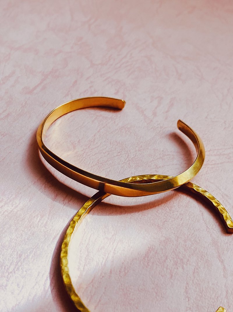 Dvora arrow bracelet - สร้อยข้อมือ - ทองแดงทองเหลือง สีทอง
