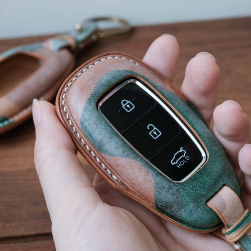 Shape it  Handmade Leather honda key Case.Car Key Holder - Shop Navy  LeatherCraft Keychains - Pinkoi