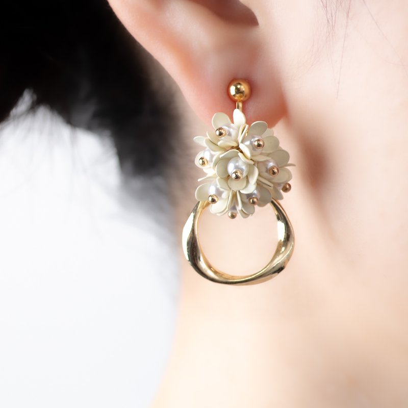 [K14gf] Pearl flower bouquet and twisted ring [Ivory] Earrings (Clip-On can be changed) - Earrings & Clip-ons - Other Metals White