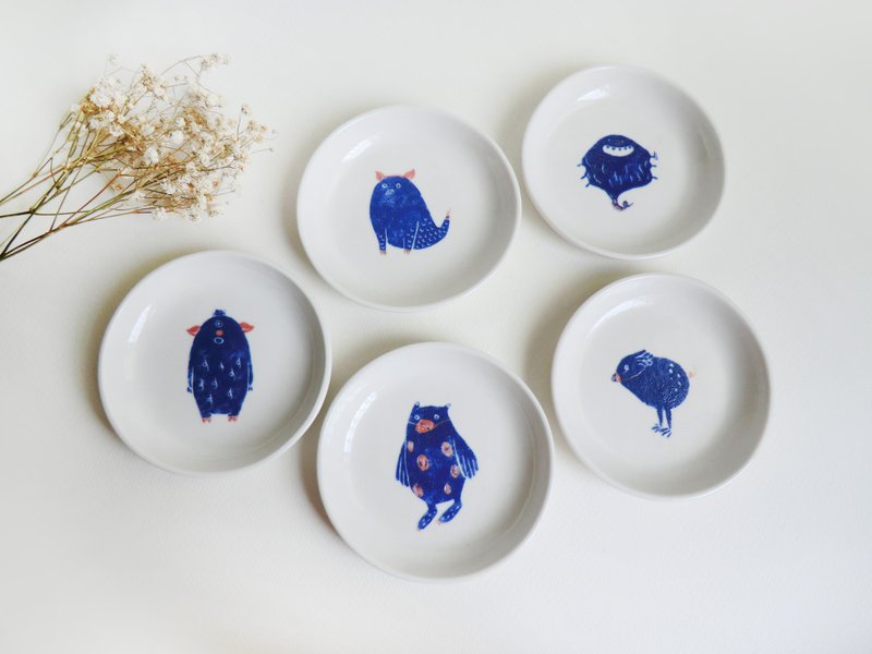 Little Pig-like Monster Little Dish - จานเล็ก - เครื่องลายคราม ขาว