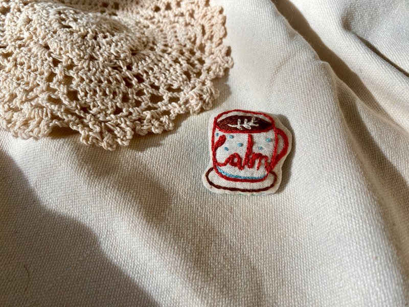 忙裡偷閒吃吃吃 刺繡布胸針 - 胸針 - 棉．麻 多色