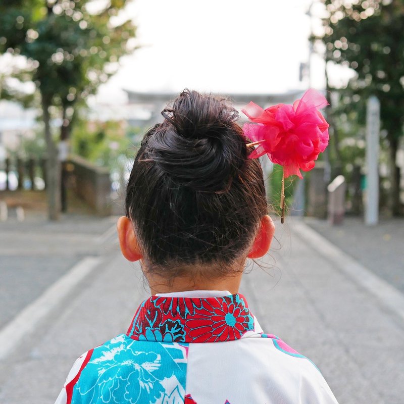 Blooming knitting Temari Kanzashi Akane - เครื่องประดับผม - ไฟเบอร์อื่นๆ สีแดง