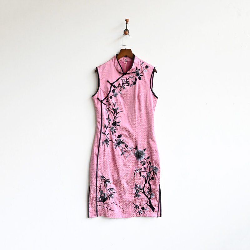 [Egg Plant Vintage] Moon Pink Branch An Embroidered Sleeveless Vintage Cheongsam - กี่เพ้า - ไฟเบอร์อื่นๆ 