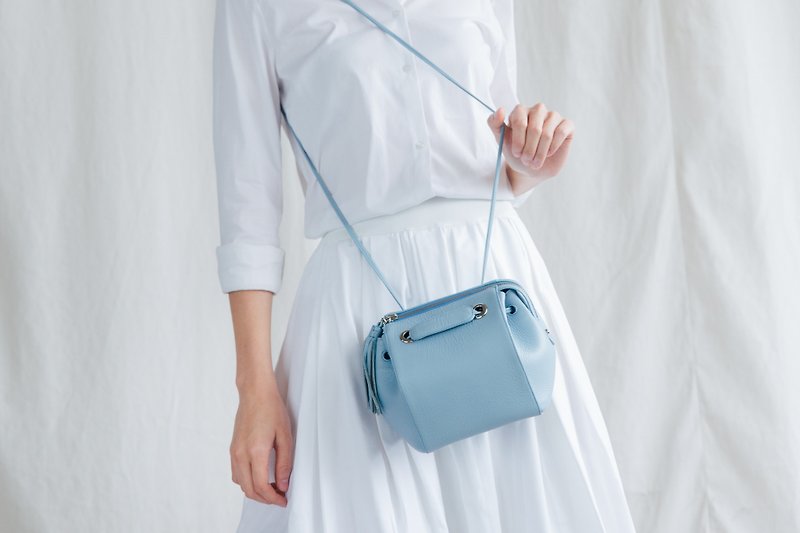 CUDDLE BAG - WOMEN CUTE MINIMAL LEATHER HANDBAG/ SHOULDER BAG - LIGHT BLUE - กระเป๋าแมสเซนเจอร์ - หนังแท้ สีน้ำเงิน