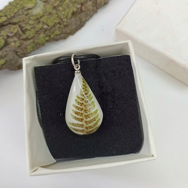 Fern leaf pendant  Fern jewelry Forest pendant Witchy necklace resin 生日禮物 項鍊 - สร้อยคอ - เรซิน 