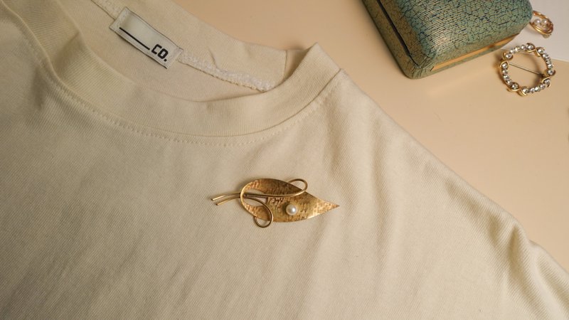 American antique krementz14k gold gold leaf freshwater pearl painting plate brooch - เข็มกลัด - ไข่มุก สีทอง