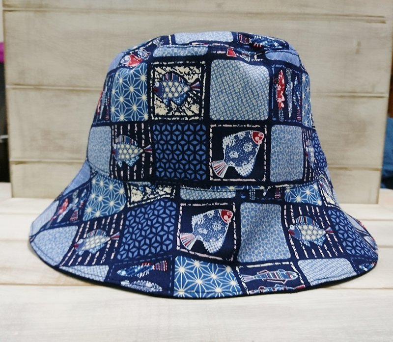 Japanese wind collage pattern and dark blue color double-sided fisherman hat - หมวก - ผ้าฝ้าย/ผ้าลินิน สีน้ำเงิน