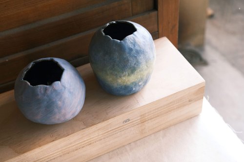 青色陶器花瓶 亀裂模様 青色陶器花瓶 亀裂模様 青色陶器花瓶 亀裂模様 青色のひび割れ