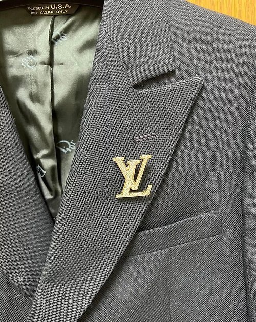 Old pieces and new works inlaid with crystal LV Logo large brooch Reworked