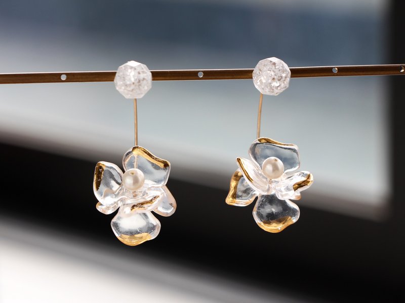 14kgf-Clear flower back × crack crystal pierced earrings - 耳環/耳夾/耳骨夾 - 其他金屬 透明