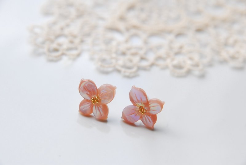 ４枚の花弁のお花のスタッドピアス　ピンク　チタン金具 - 耳環/耳夾/耳骨夾 - 貝殼 粉紅色