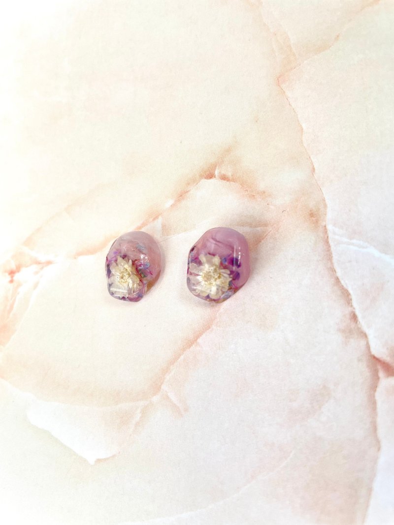 Mineral shape earrings with dried flowers pink - ต่างหู - เรซิน สึชมพู