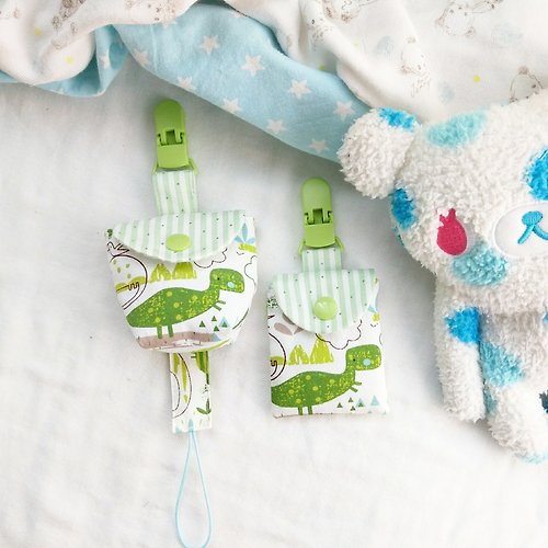 QQ rabbit 手工嬰幼兒精品 彌月禮盒 個性恐龍-2色可選。3件組 。平安符袋+奶嘴袋+奶嘴鏈(可繡名字)