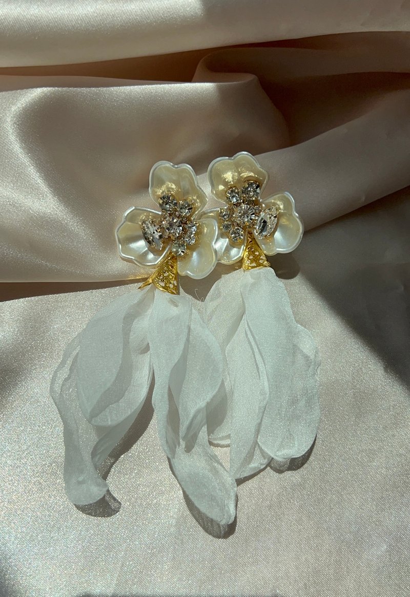 Wedding Wedding Bridal Pearl Hanabusa Flower Tassel Large Earrings Cotton Pearl Chiffon - ต่างหู - โลหะ สีทอง