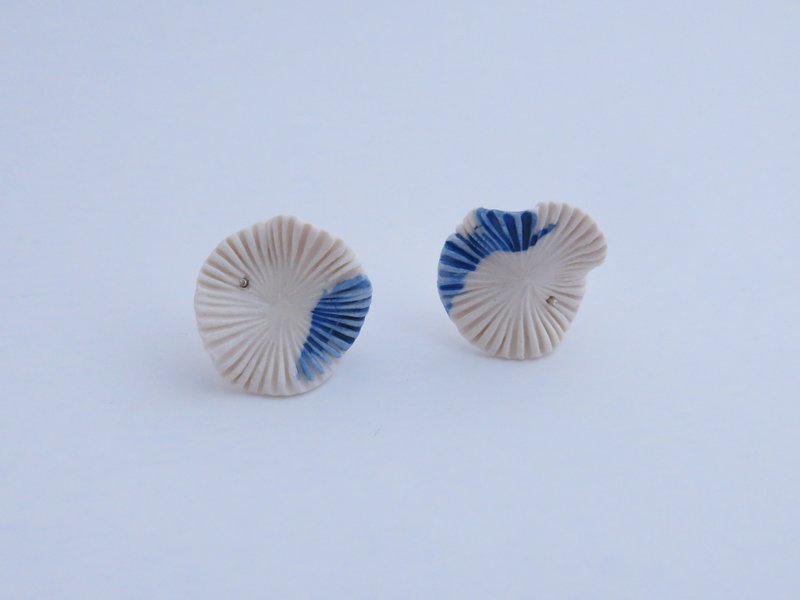Coquillage en Mer海之貝白瓷青花瓷耳環/純銀耳針 - 耳環/耳夾/耳骨夾 - 瓷 白色