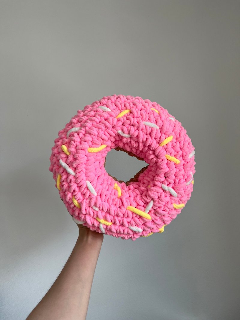 Donut pillow handmade crochet - 枕頭/抱枕 - 壓克力 粉紅色