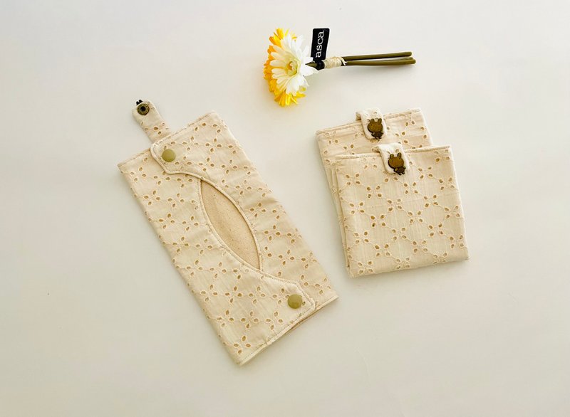 口罩 面紙 收納袋。刺繡款 - 化妝包/收納袋 - 棉．麻 卡其色