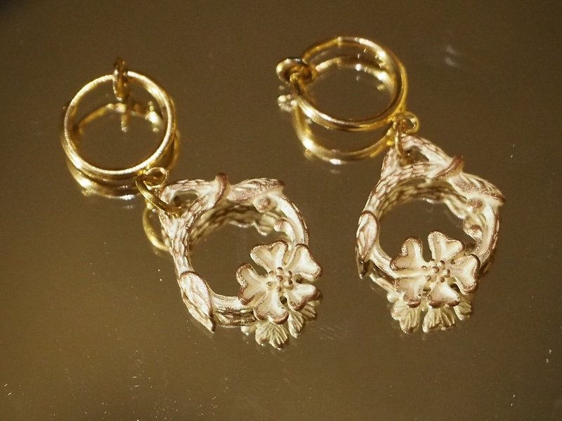 Old flower window needle / clip earrings - Earrings & Clip-ons - Gemstone Pink
