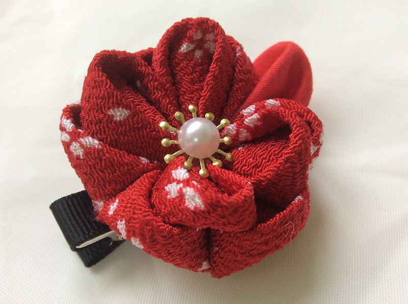 Kanzashi ribbon red flower hairclip（つまみ細工） - เครื่องประดับผม - เส้นใยสังเคราะห์ สีแดง