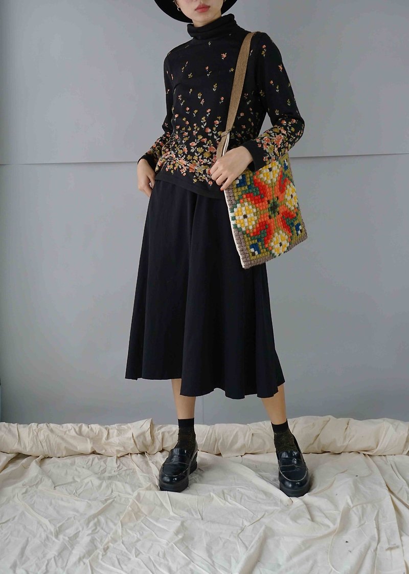 Treasure Hunting Vintage - Black Floral Turtleneck Knit Top - เสื้อผู้หญิง - เส้นใยสังเคราะห์ สีดำ