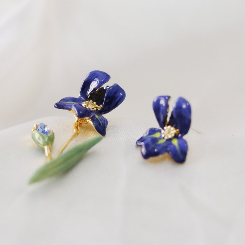 Asymmetric Van Gogh Iris Delicate Earrings - ต่างหู - วัตถุเคลือบ สีน้ำเงิน