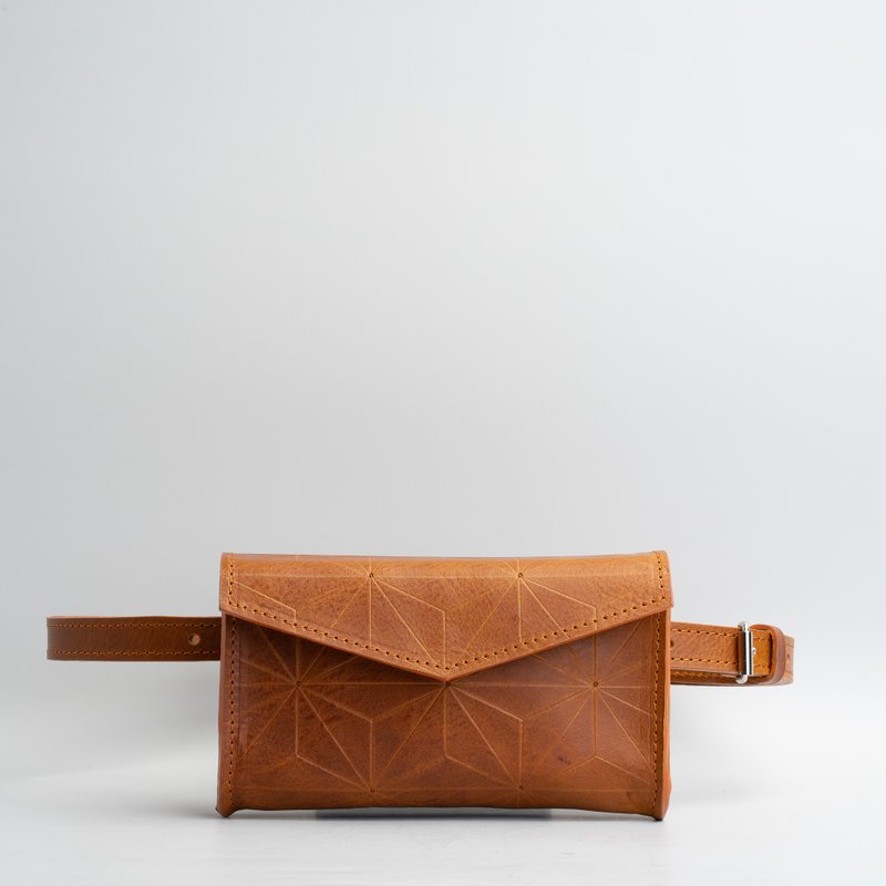 Leather waist bag handcrafted from environmentally friendly Italian leather - กระเป๋าคลัทช์ - วัสดุอื่นๆ สีนำ้ตาล