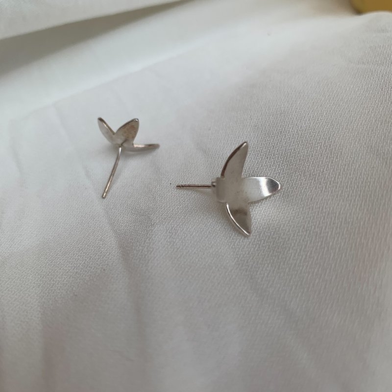 / Four-pointed flower / Flower outline Silver earrings - ต่างหู - เงินแท้ สีเงิน