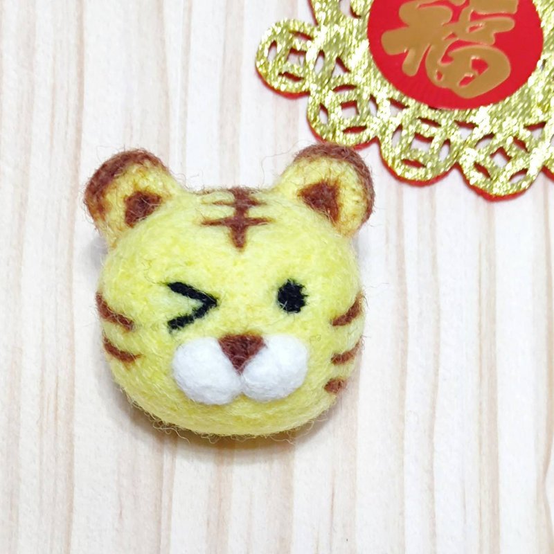 瞇瞇眼小老虎-羊毛氈 鑰匙圈、吊飾、擺飾 - 胸針 - 羊毛 黃色