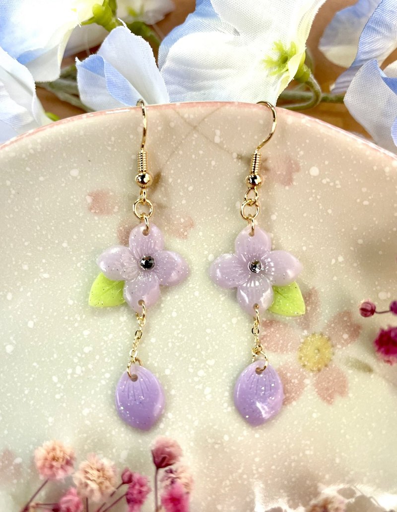 艾莉兒手作//-粉嫩春天- 手作樹脂粉紫色花朵垂吊花瓣造型勾式耳 - 耳環/耳夾/耳骨夾 - 樹脂 紫色