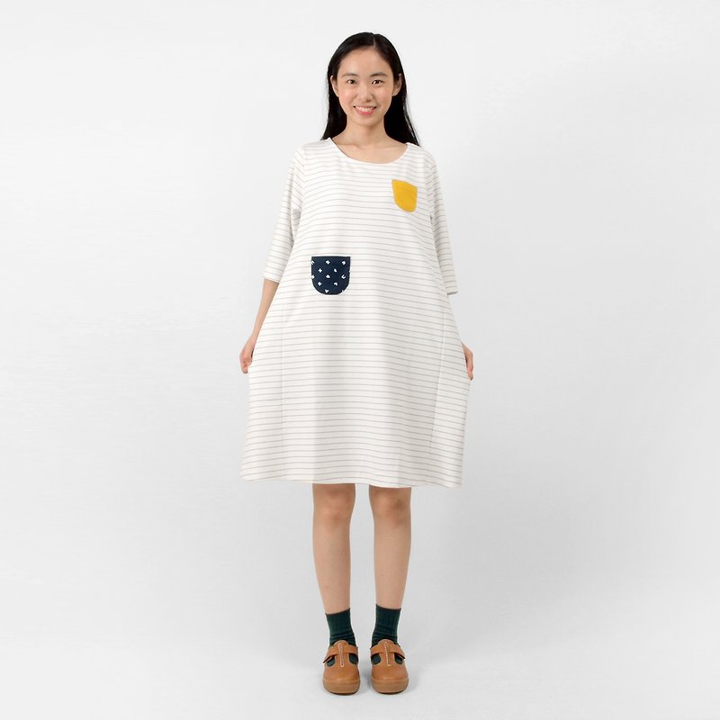 【HEYSUN】注音符號印花拼接口袋條紋剪接洋裝-白色 - 洋裝/連身裙 - 棉．麻 白色