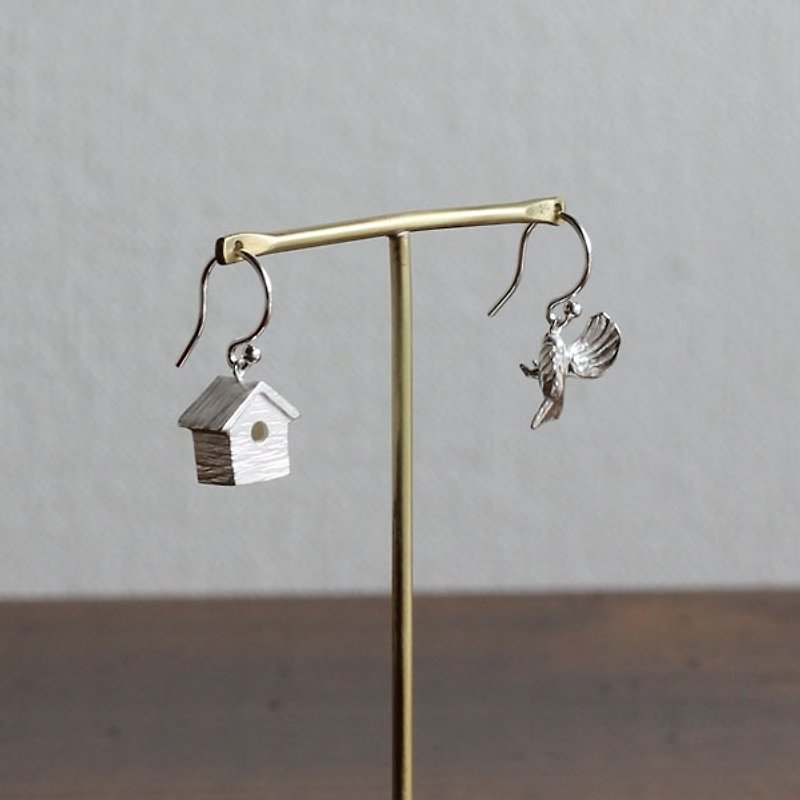 sv925 Bird and birdhouse earrings - Earrings & Clip-ons - Other Metals Silver
