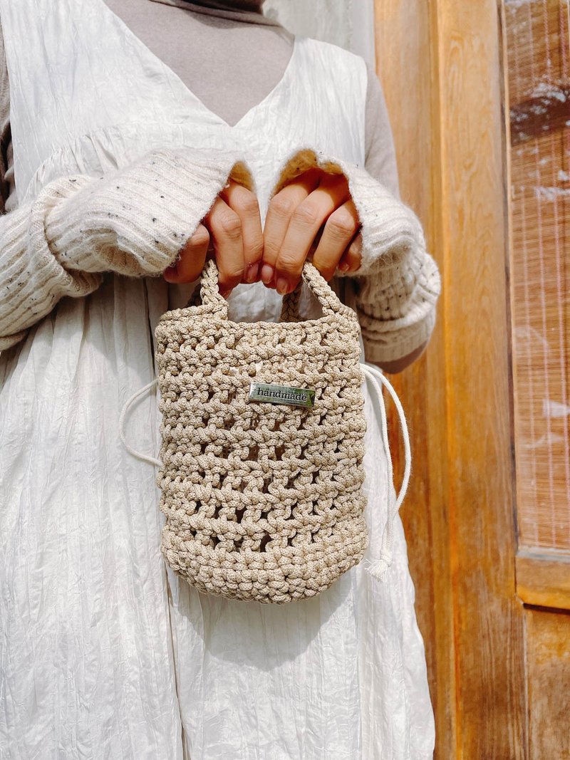 Braided Squeaky Bucket Bag - Cappuccino Handwoven Braided Bag - กระเป๋าหูรูด - ไฟเบอร์อื่นๆ สีกากี