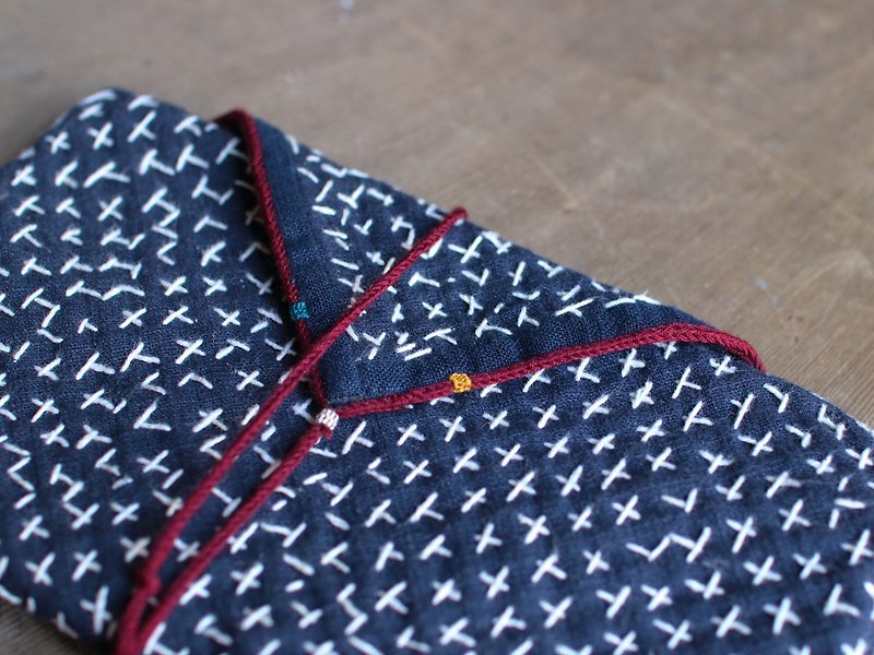 OMAKE Select fringe handmade embroidered bag - กระเป๋าถือ - ผ้าฝ้าย/ผ้าลินิน สีน้ำเงิน