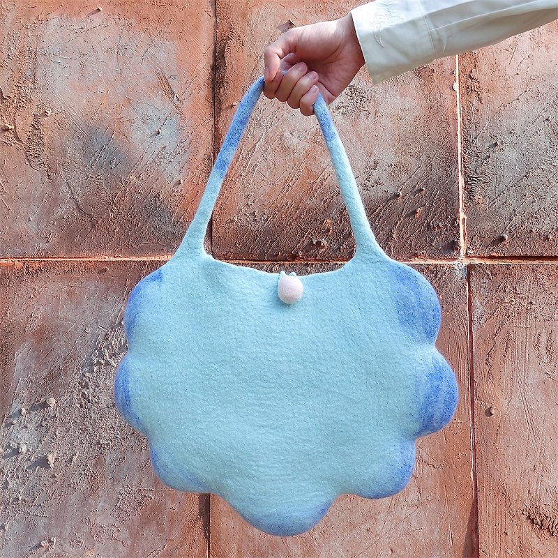 O clear specials O handmade blue wool felt wet felt cute shoulder bag / cloud - Clutch Bags - Wool Blue