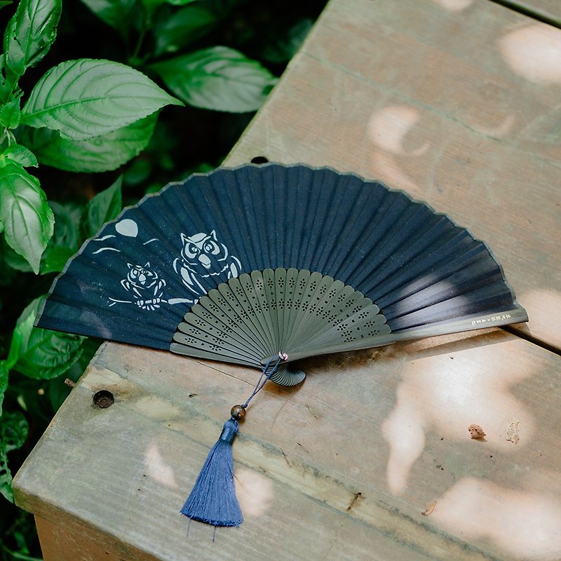 Zhuo Ye blue dyeing-blue dye hand folding fan (owl type dyeing) - Fans - Cotton & Hemp Blue
