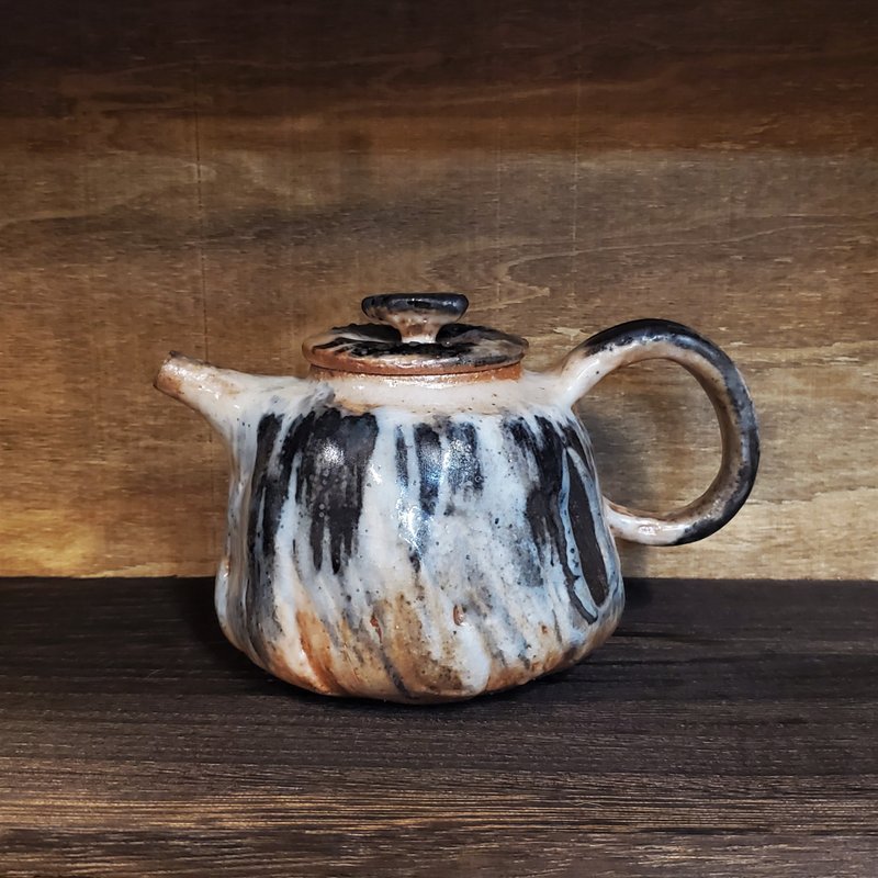 Wood fired pottery/splashed ink Shino glaze teapot - Teapots & Teacups - Pottery Black