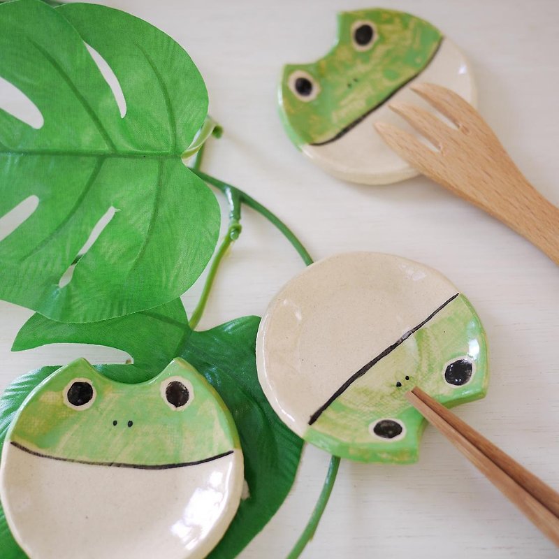 Chopstick rest of a frog - Chopsticks - Pottery Green