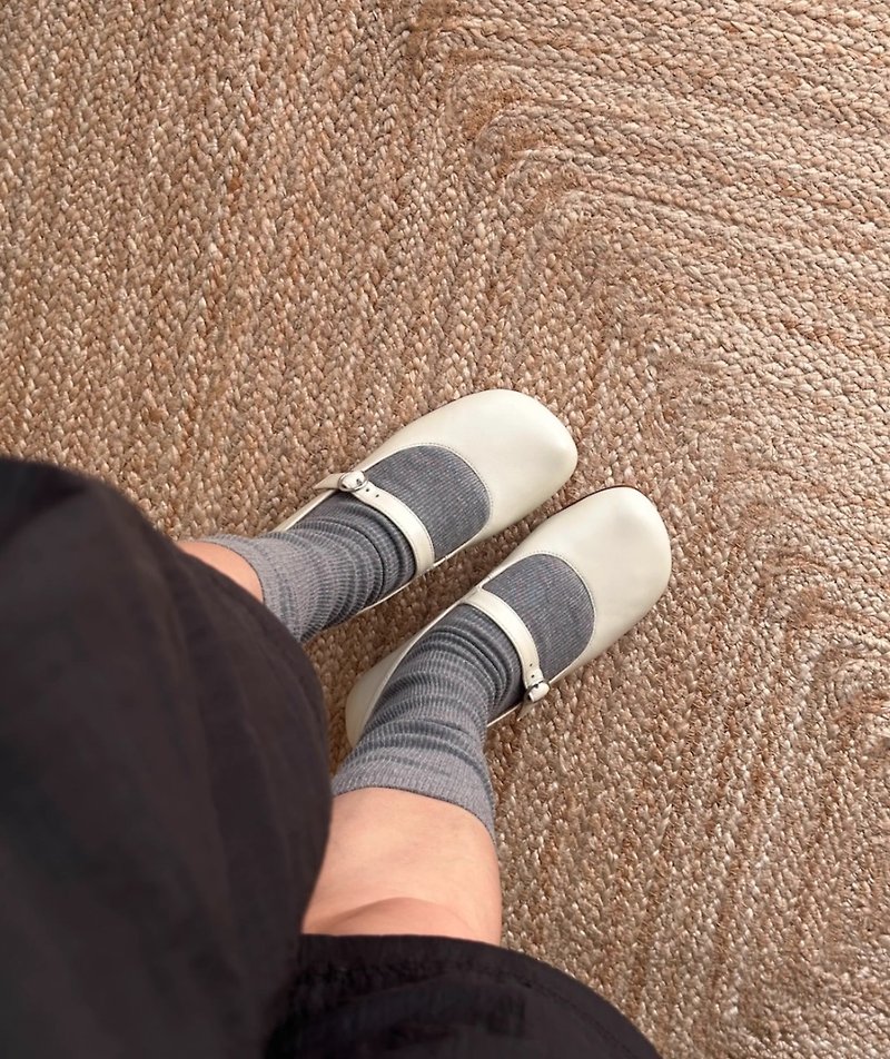 柔らかくシルキーなラムスキンのバックル付きローヒールグラニーシューズ - 革靴 - 革 ホワイト